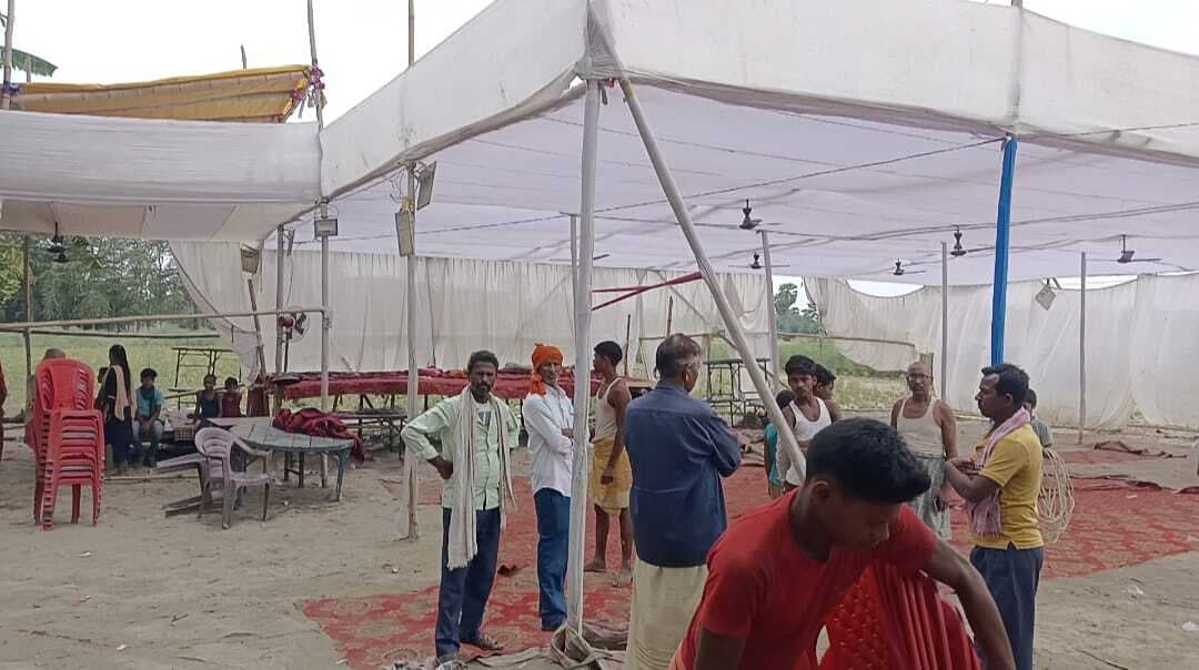 दुगोला कार्यक्रम में चली पचीस चक्र गोलियां, दो जख्मी