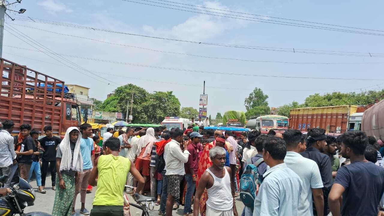 टैंकर ने बाइक सवार युवक को कुचला, इलाज के दौरान मौत, सड़क जाम