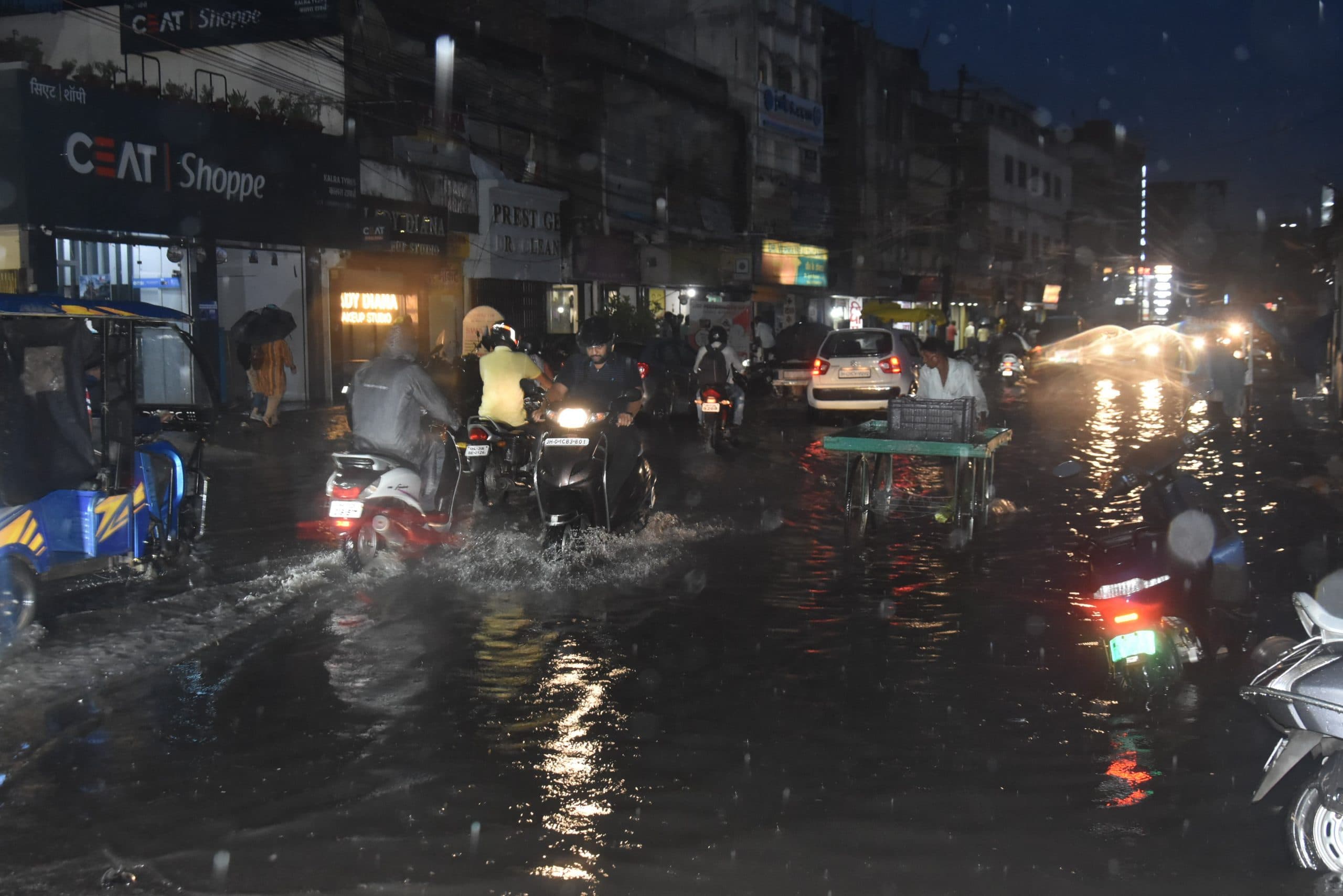 आधे घंटे की बारिश के बाद नाली का गंदा पानी व कचरा सड़क पर