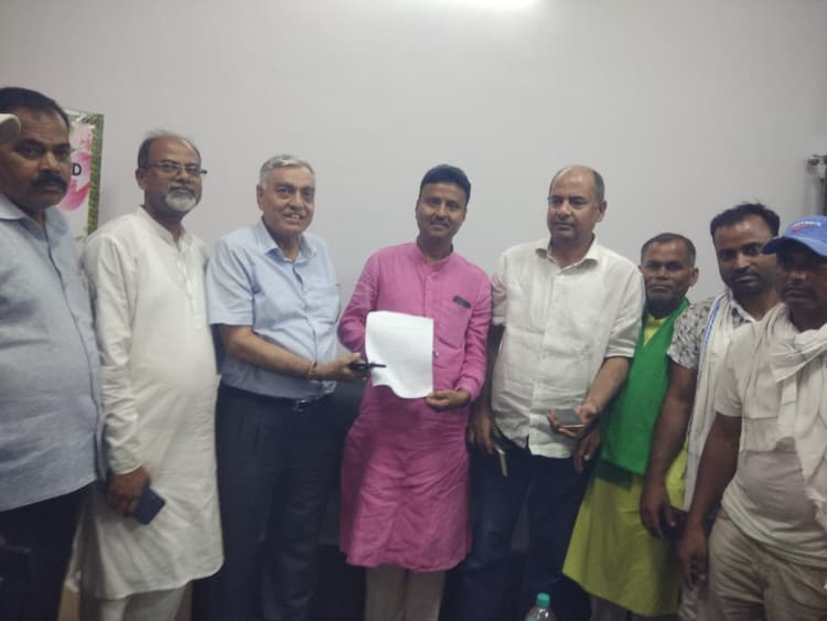 बकाया वेतन के लिए मजदूरों ने कंपनी निदेशक का किया घेराव