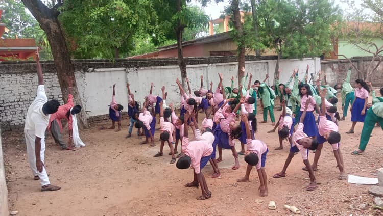 बच्चों को कराया गया योग प्रोटोकॉल का अभ्यास