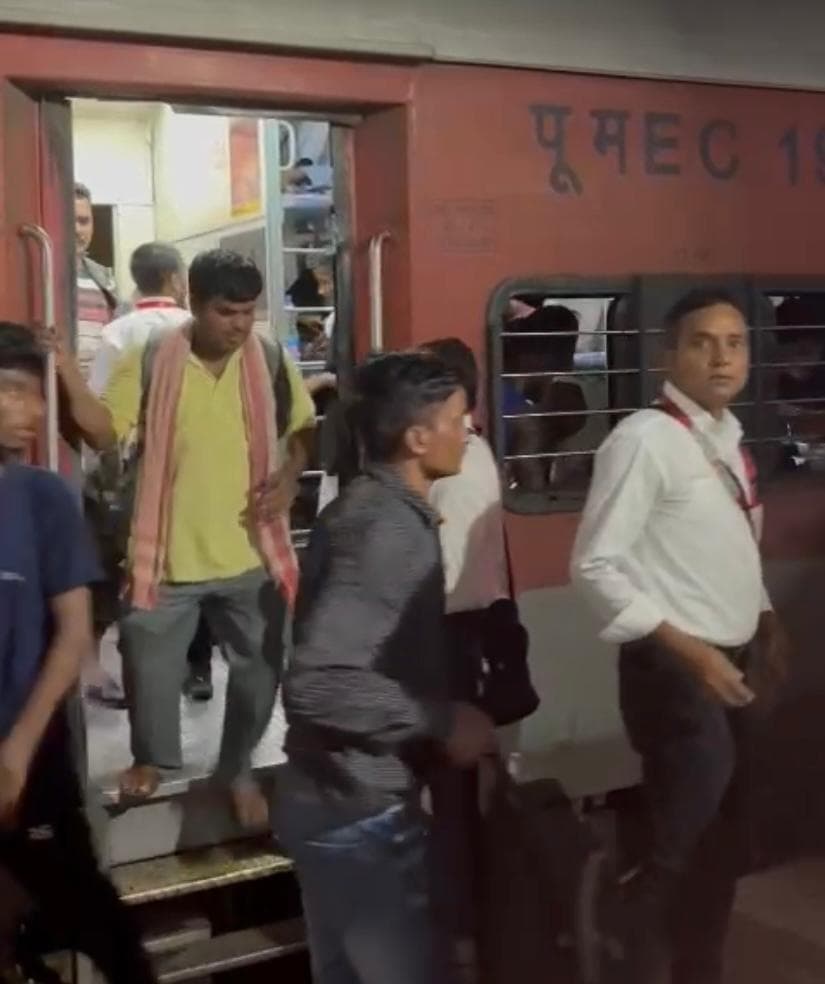 वेटिंग टिकट वाले यात्रियों को उतारने से रोष, ट्रेनों में स्लीपर कोच बढ़ाने की मांग