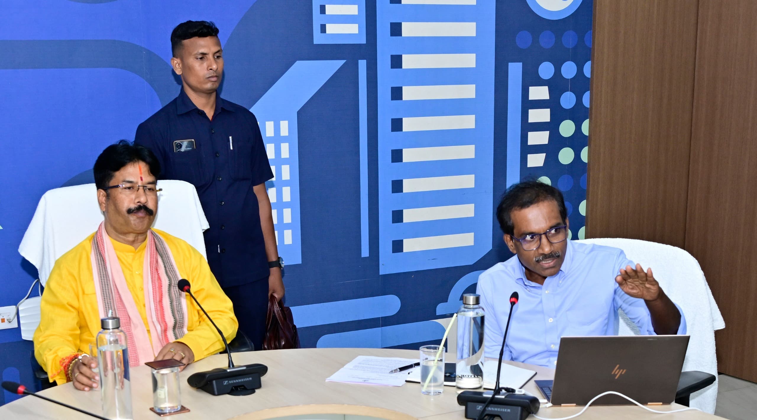 आवास एवं शहरी विकास मंत्री ने की समीक्षा बैठक, बोले-भुवनेश्वर को वैश्विक शहर के रूप में करें विकसित