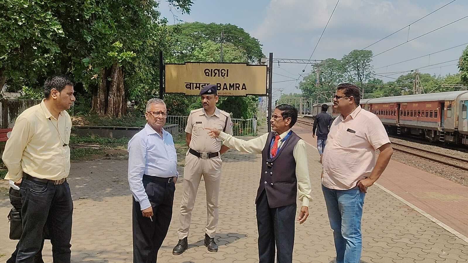 बामड़ा स्टेशन के प्रतीक्षालय, प्लेटफॉर्म पर लगा कूड़े का अंबार, डीआरयूसीसी सदस्य ने जतायी नाराजगी