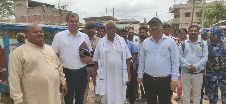 योजना का बोर्ड नहीं देख बिफरे अपर मुख्य सचिव