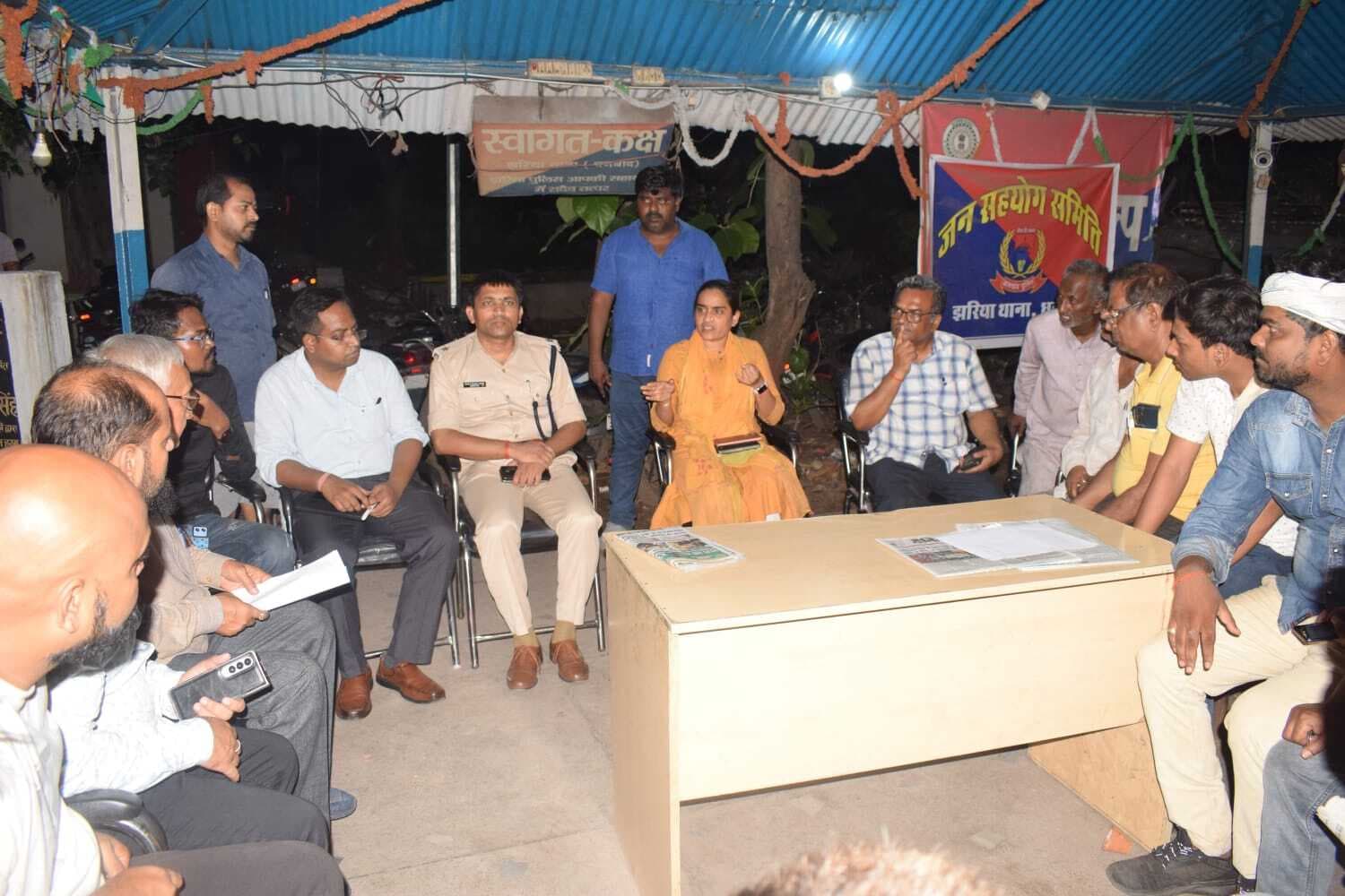 विधायक की उपस्थिति में थाना में वार्ता के बाद हटा जाम, रोज 20 घंटे बिजली देने का मिला आश्वासन