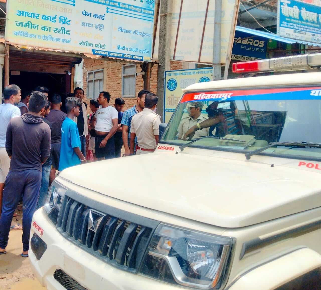 ऑनलाइन की दुकान में घुसकर बदमाशों ने की तोड़फोड़, मांगी रंगदारी