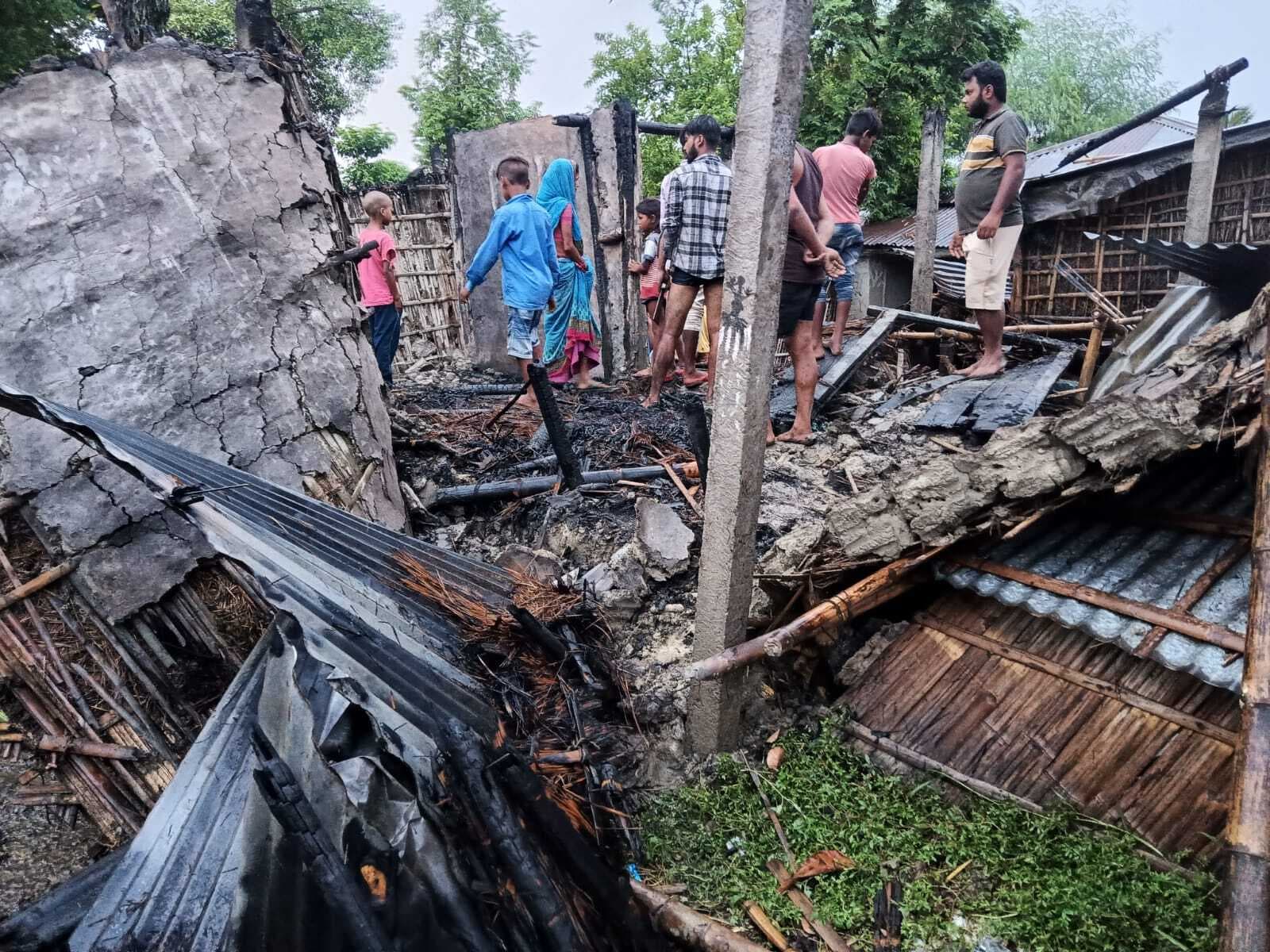 कटैया गांव में आग लगने से घर जला