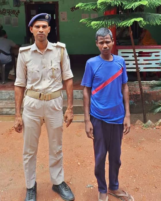 10 लीटर शराब के साथ तस्कर गिरफ्तार