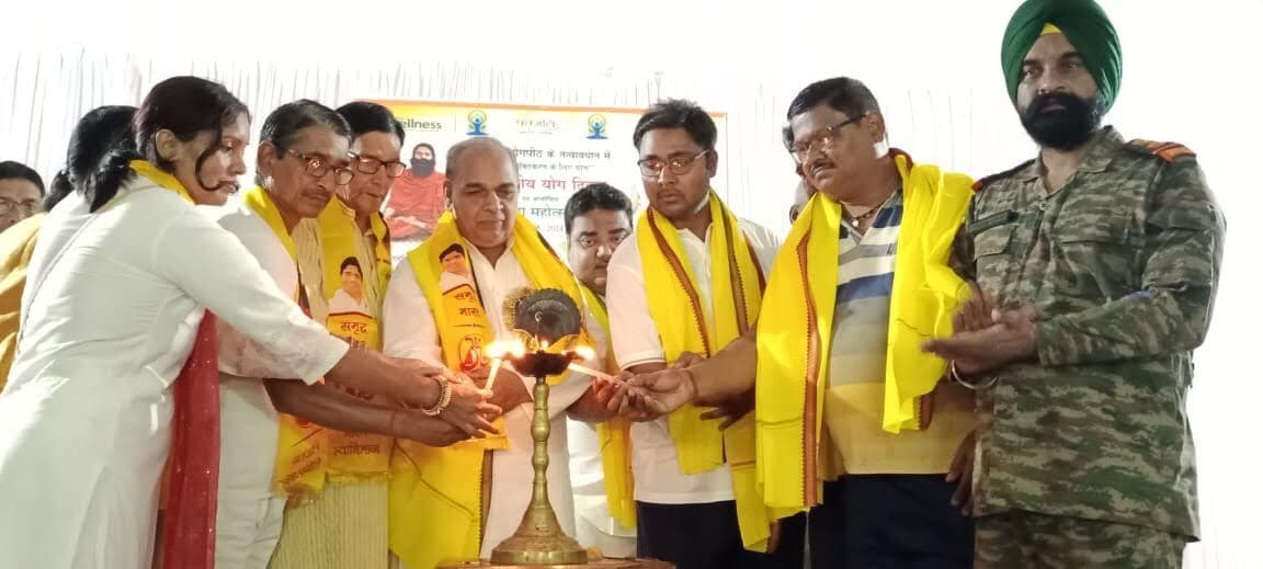 हमारे शरीर, मन एवं आत्मा के बीच समन्वय स्थापित करता है योग