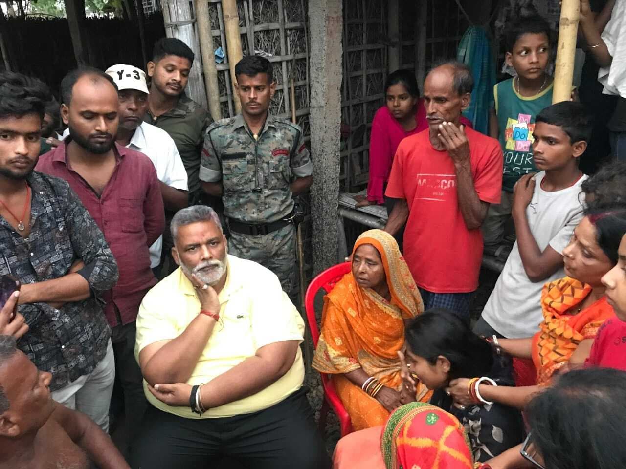 दिवंगत शिक्षक के परिजनों से मिले सांसद पप्पू यादव