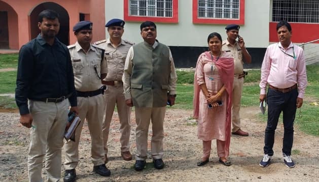 पुलिस प्रेक्षक ने संवेदनशील मतदान केंद्रों का लिया जायजा