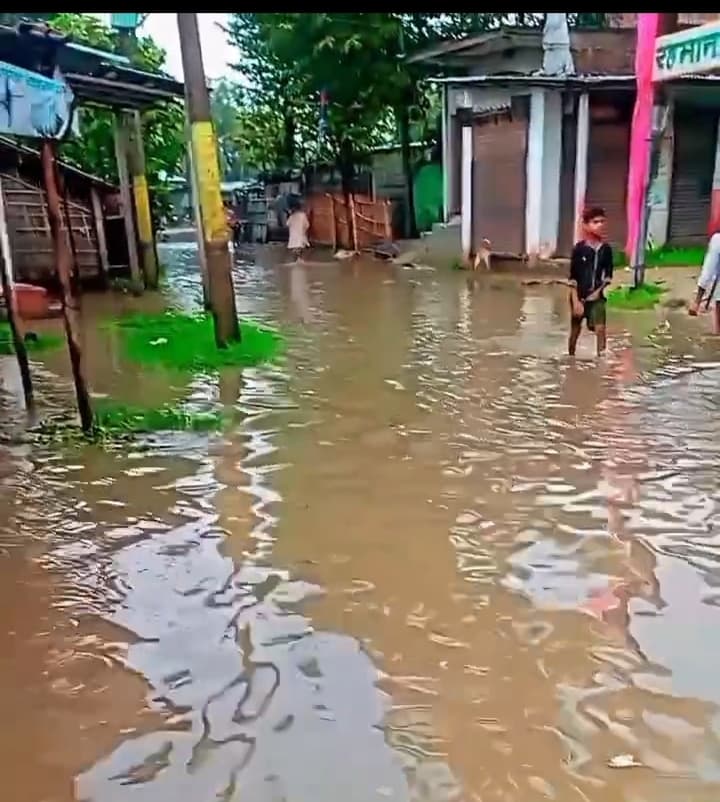 बरसात की शुरुआत में ही बड़हराकोठी बाजार की सूरत हुई बदसूरत