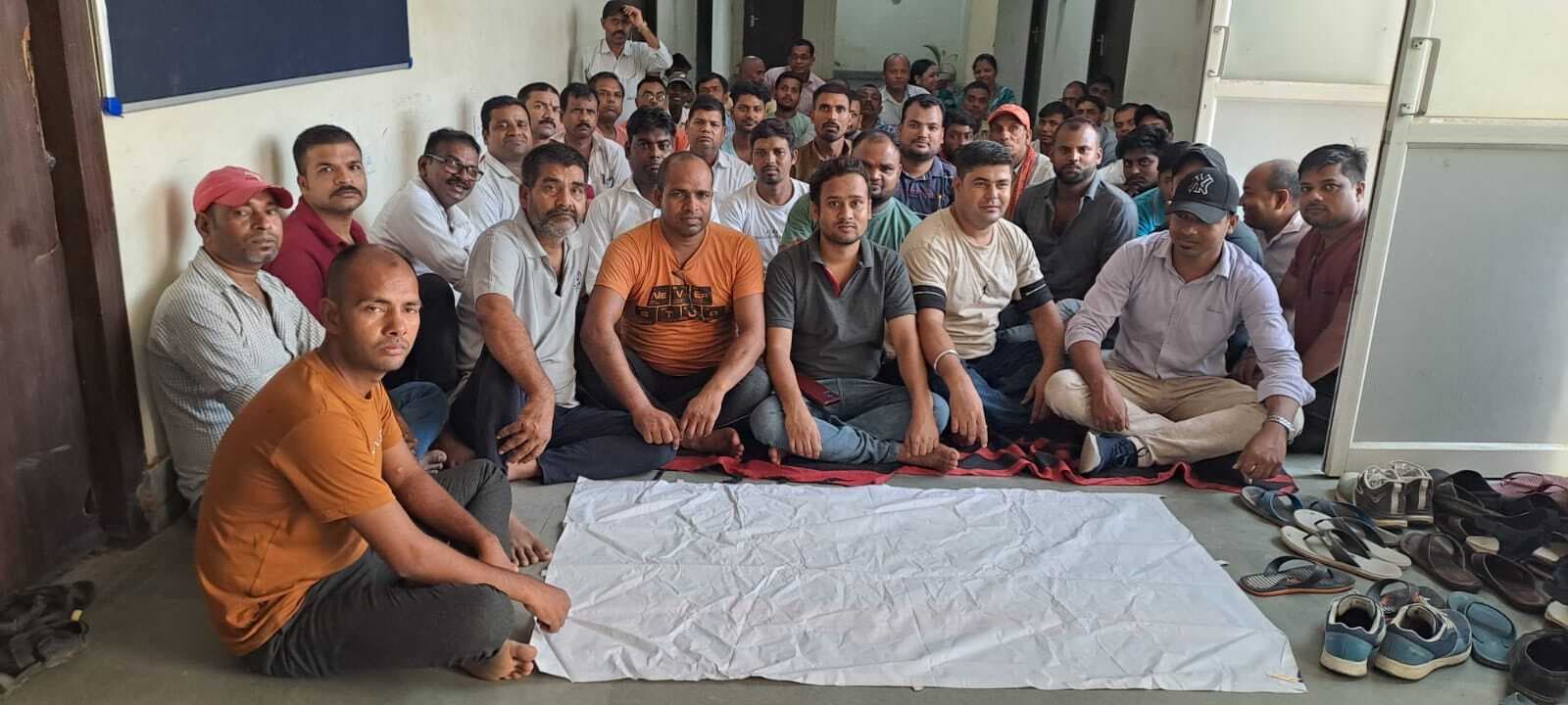 अधिकारियों से वार्ता के बाद आउटसोर्स कर्मियों का धरना प्रदर्शन समाप्त