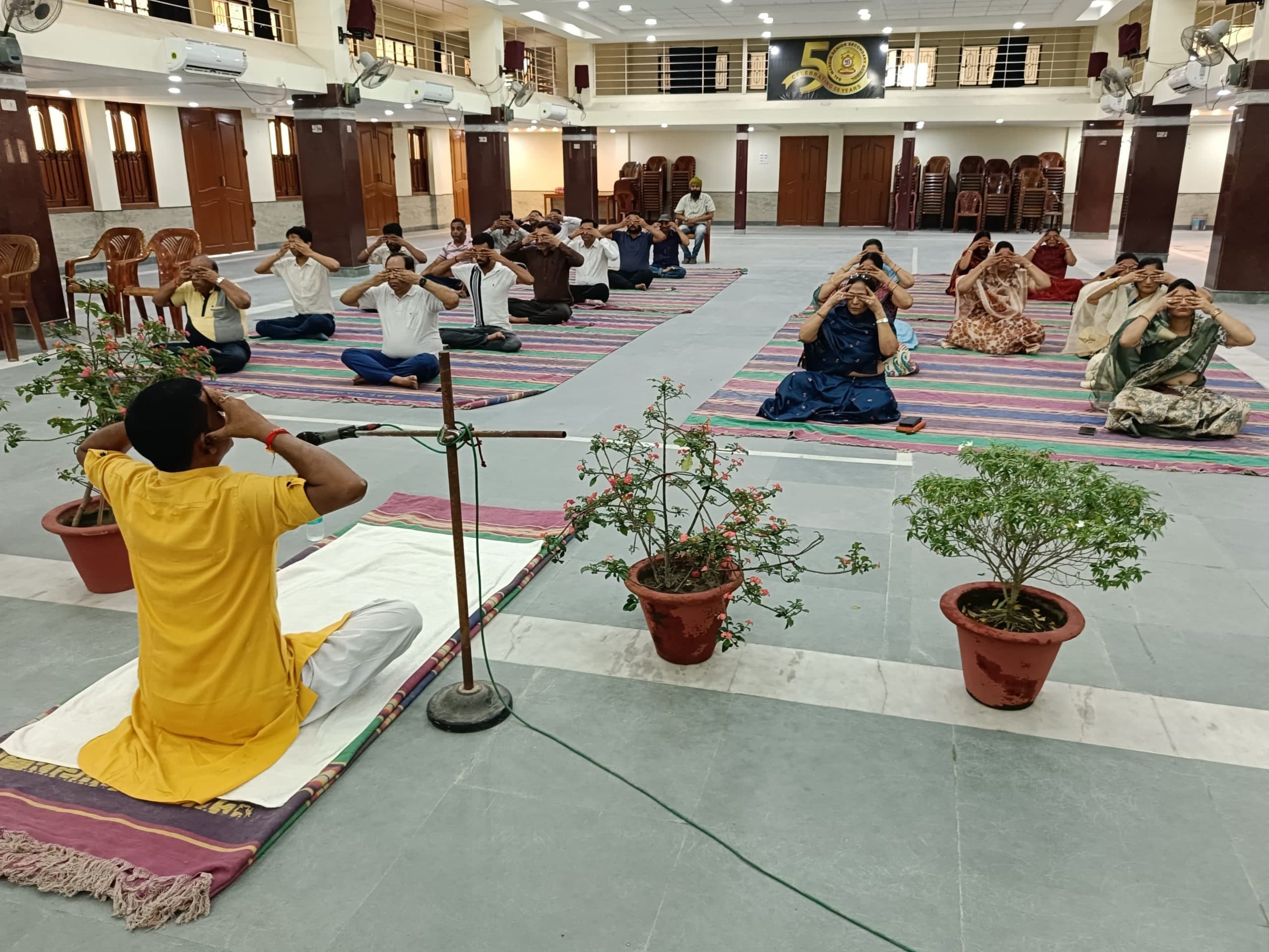 योग दिवस पर बाल मंदिर में बड़ी संख्या में लोगों ने किया योगासन