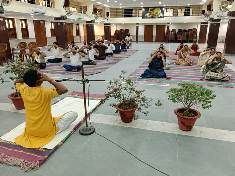 योग दिवस पर बाल मंदिर में बड़ी संख्या में लोगों ने किया योगासन