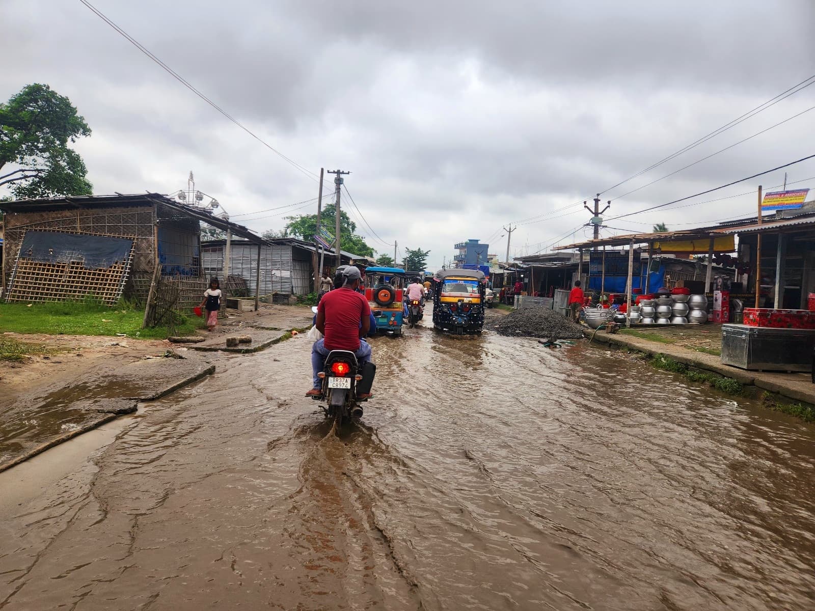 आरसीडी व नगर पालिका के तकनीकी पेंच में फंसने से लोगों को नहीं मिल पा रही जलजमाव से राहत