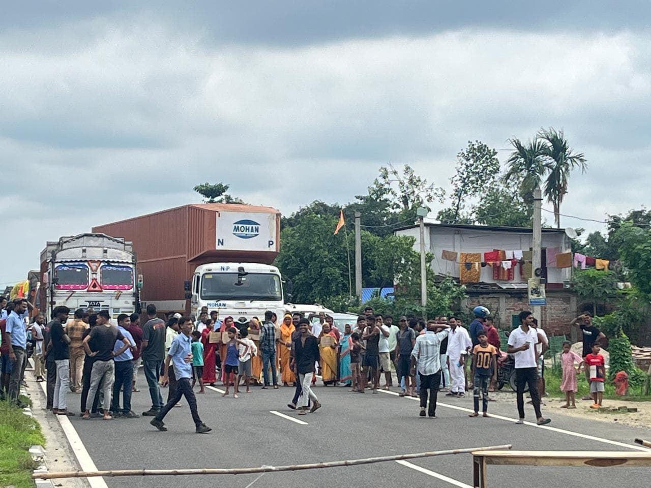 बेसरबाटी- पिपरीथान चुरली में पांच दिनों से बिजली गुल रहने से नाराज ग्रामीणों ने गलगलिया-अररिया 327 ई किया जाम, आवागमन बाधित