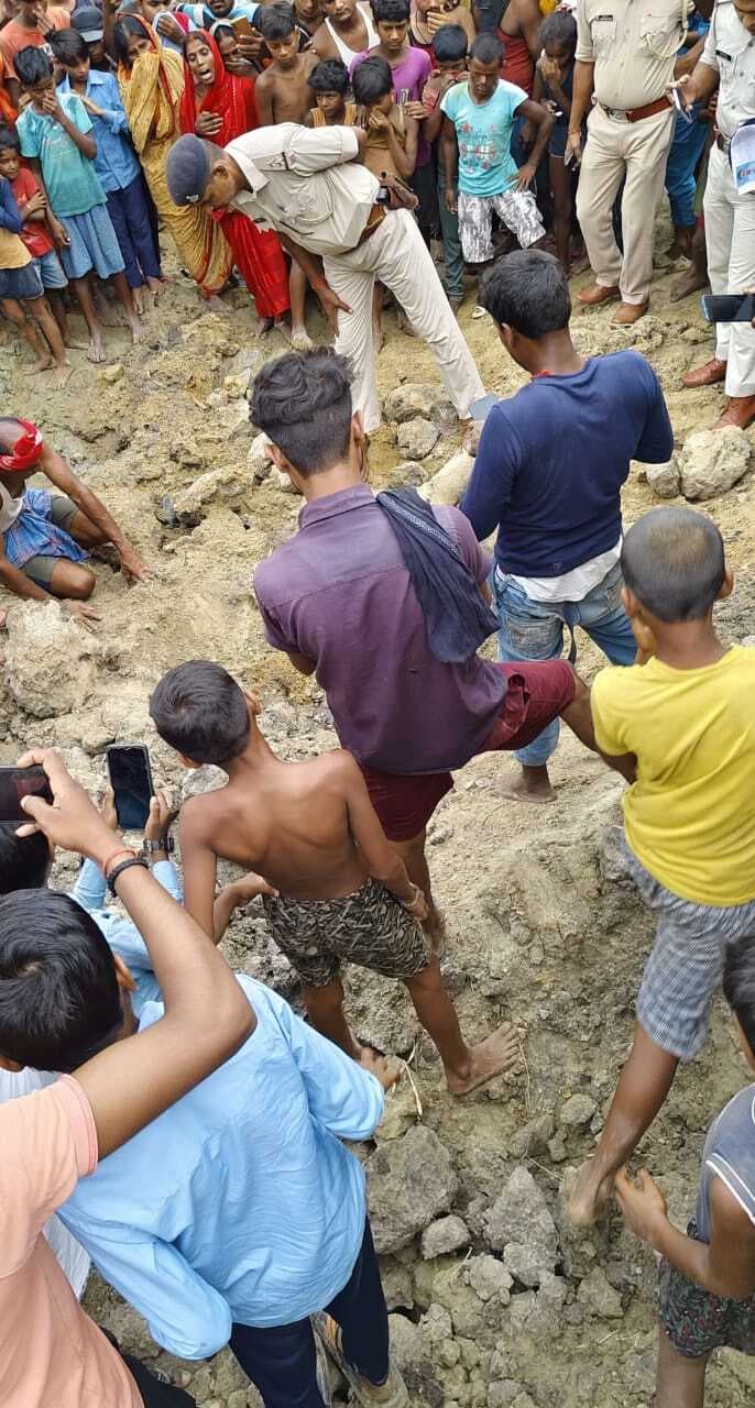 11 वर्षीय बालक की हत्या कर नवनिर्मित पोखरा के समीप गड्ढे में ढका गया शव बरामद