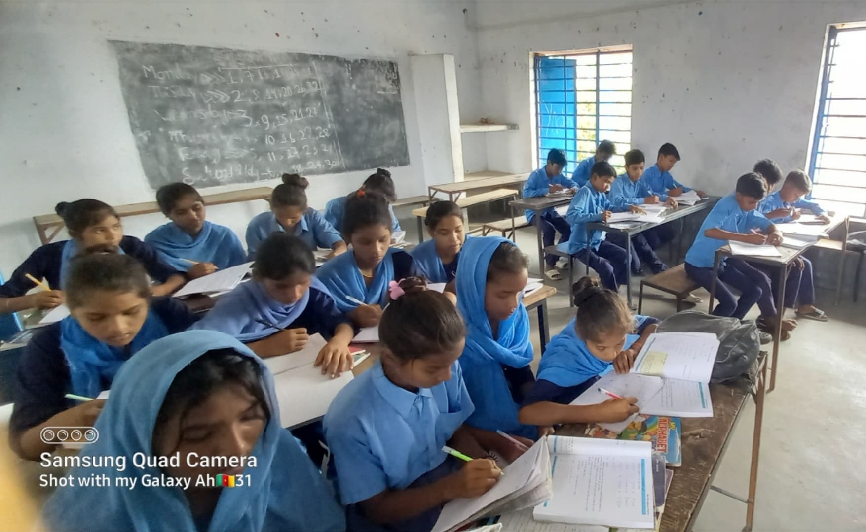 गर्मी की छुट्टी समाप्त होते ही स्कूलों में लौटी रौनक