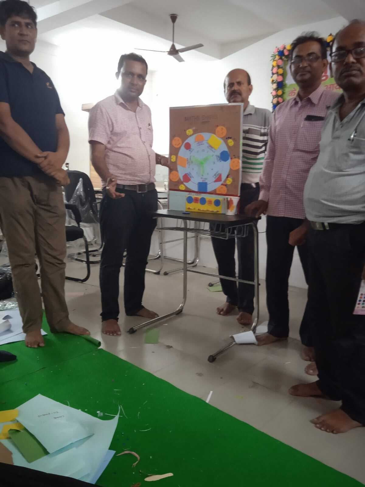 100 शिक्षकों ने डायट पबिया में किया टीएलएम का निर्माण