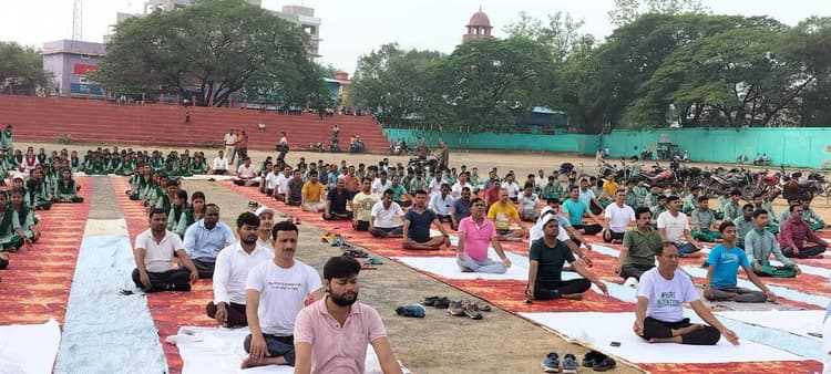 लोगों ने कपालभाति, नाड़ीशोधन, अनुलोम-विलोम, भ्रामरी, प्राणायाम का किया अभ्यास