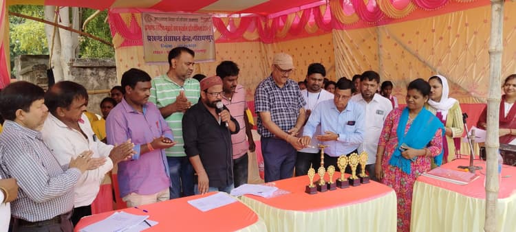 नारायणपुर में बालक-बालिकाओं ने खेला फुटबॉल मैच