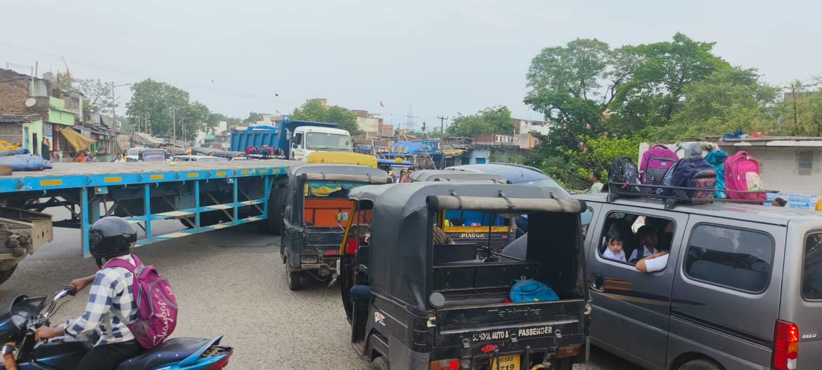 भुइयांडीह : ट्रक चालक से लूटपाट, गुस्साये चालकों ने सड़क जाम कर किया हंगामा