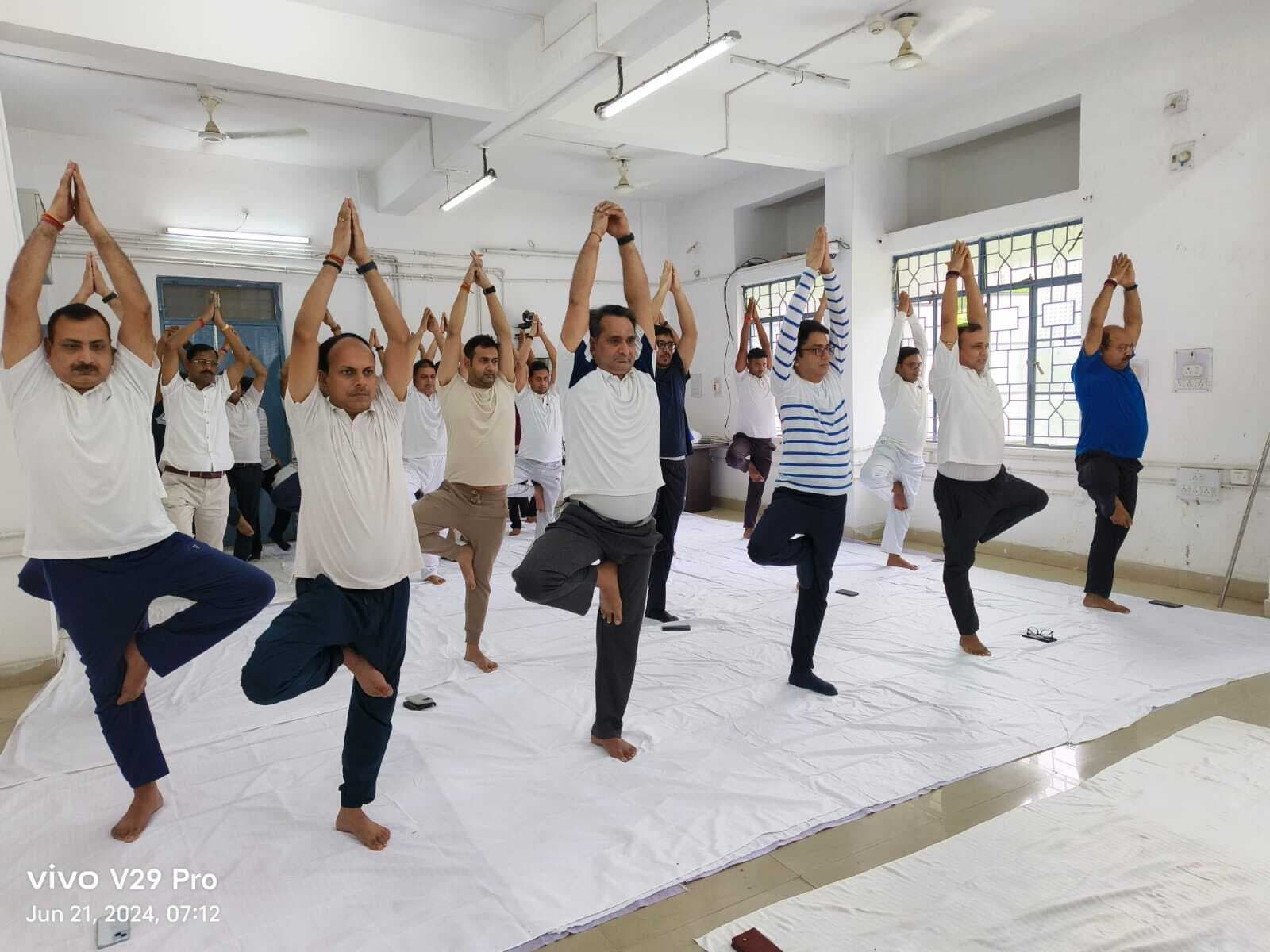 योग दिवस पर न्यायाधीशों ने किये योगासन