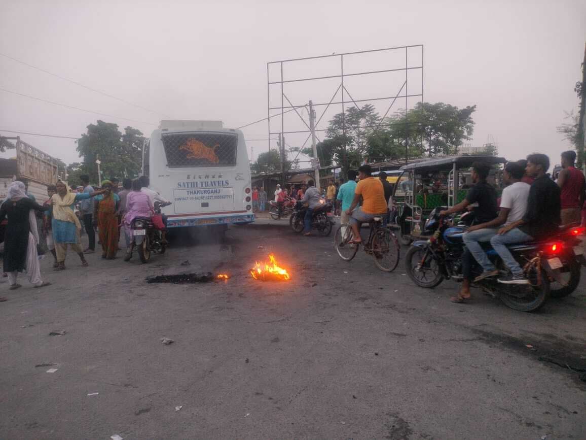 पेट्रोल पंप चौक पर टायर जलाकर विद्युत उपभोक्ताओं ने किया प्रदर्शन