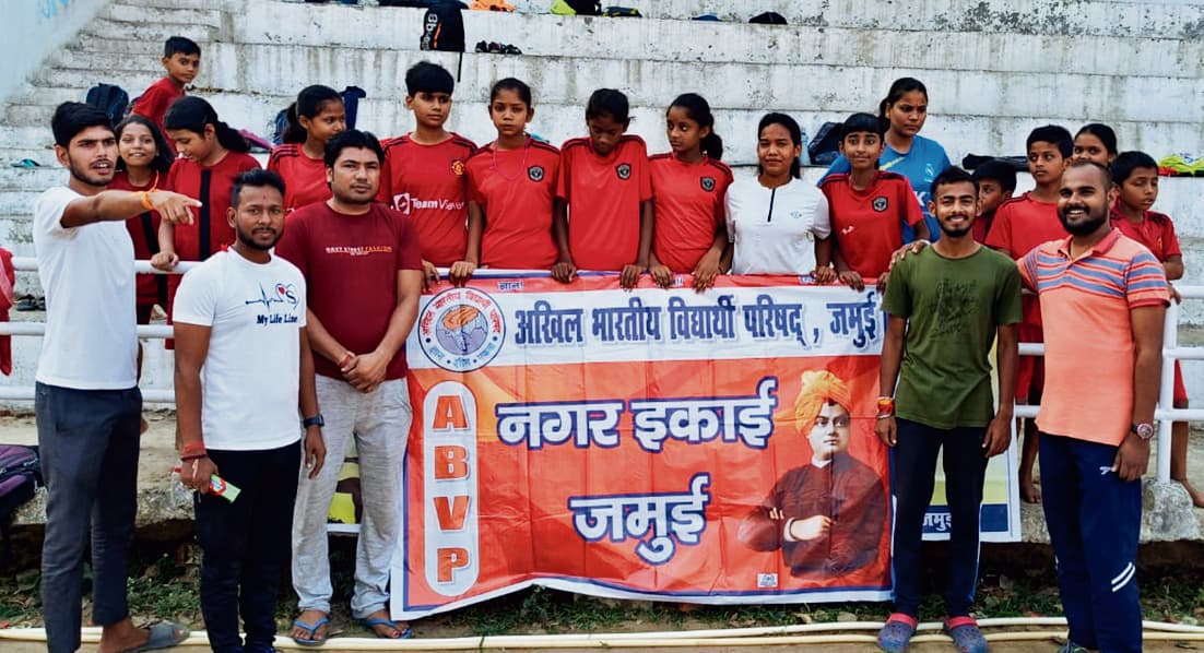 Jamui News : सूर्य नमस्कार के साथ हुई जिले की सुबह, ताजी हवा के बीच लोगों किया योगाभ्यास