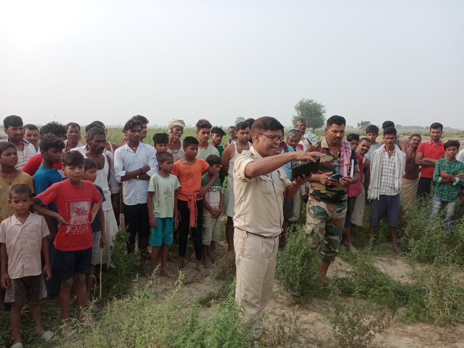 मोहनपुर के दक्षिणी डुमरी दियारे से अज्ञात युवक का अधजला शव बरामद