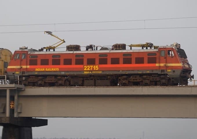 पुल पर रेंगते हुए प्रेशर लिकेज लोको पायलट ने किया दुरुस्त