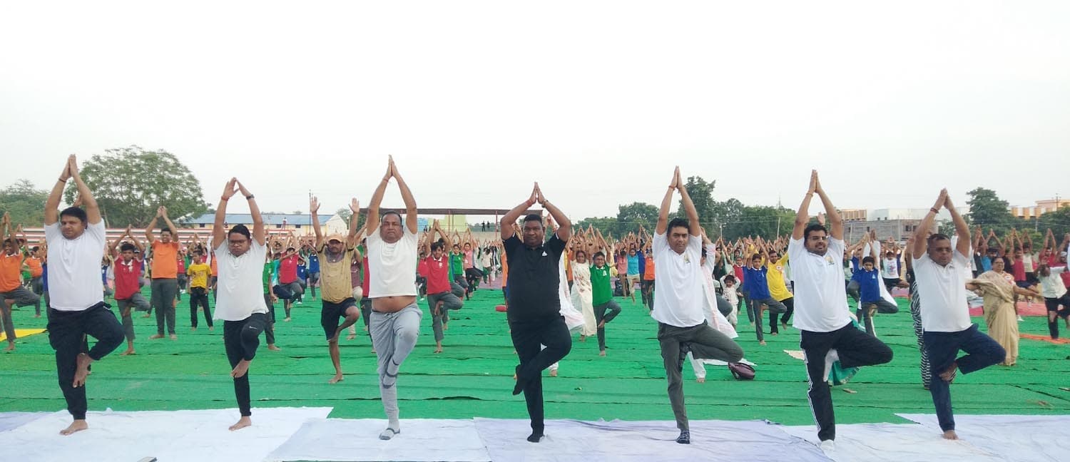 स्वस्थ शरीर के लिए योग को अपनी दिनचर्या में शामिल करें : मंत्री