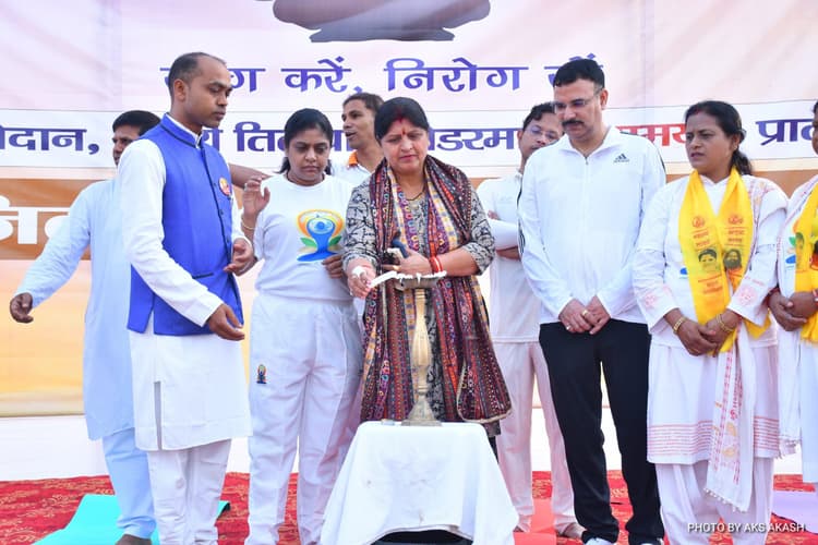 योग दिवस पर हजारों लोगों ने एक साथ किया योग