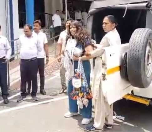डीसी कार्यालय में महिला का हंगामा, थाना प्रभारी से हाथापाई