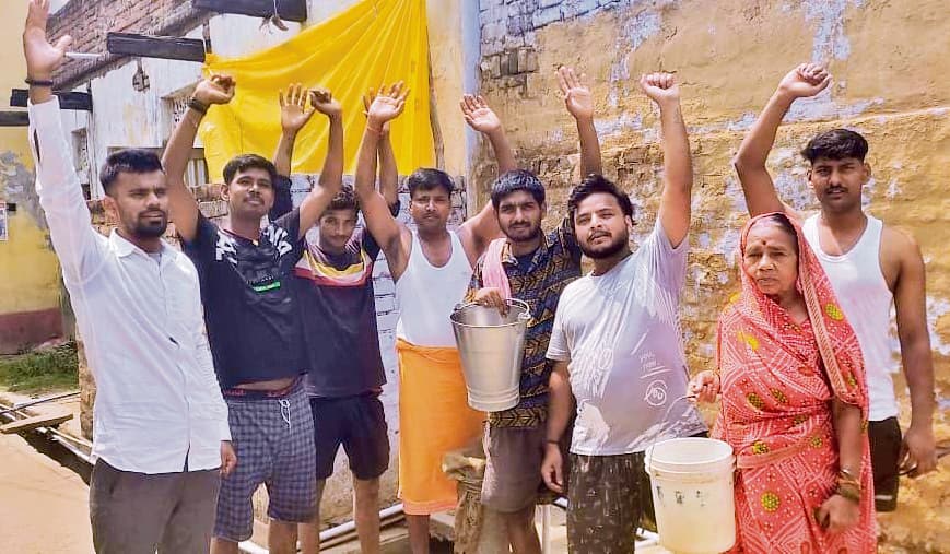 पानी नहीं मिलने से परेशान लोगों ने किया हंगामा