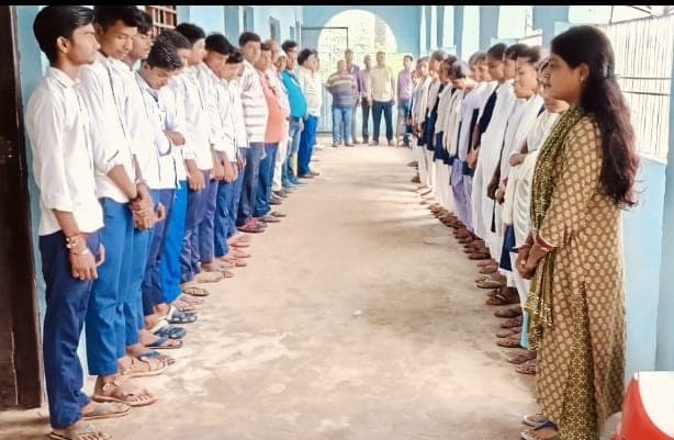 दिवंगत छात्रा को दी गयी श्रद्धांजलि