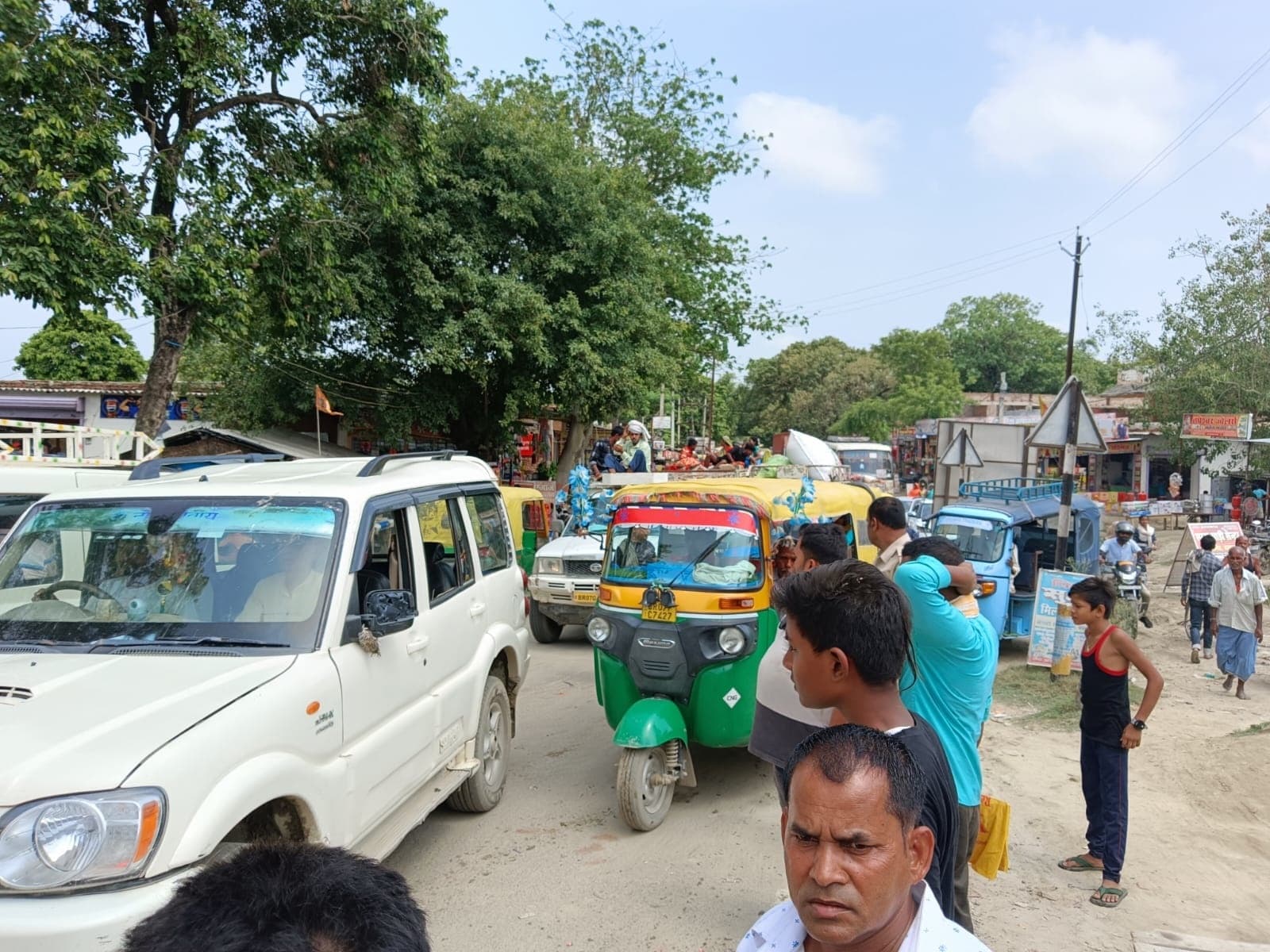विद्युत आपूर्ति बाधित रहने पर जेई से विवाद के बाद सड़क जाम