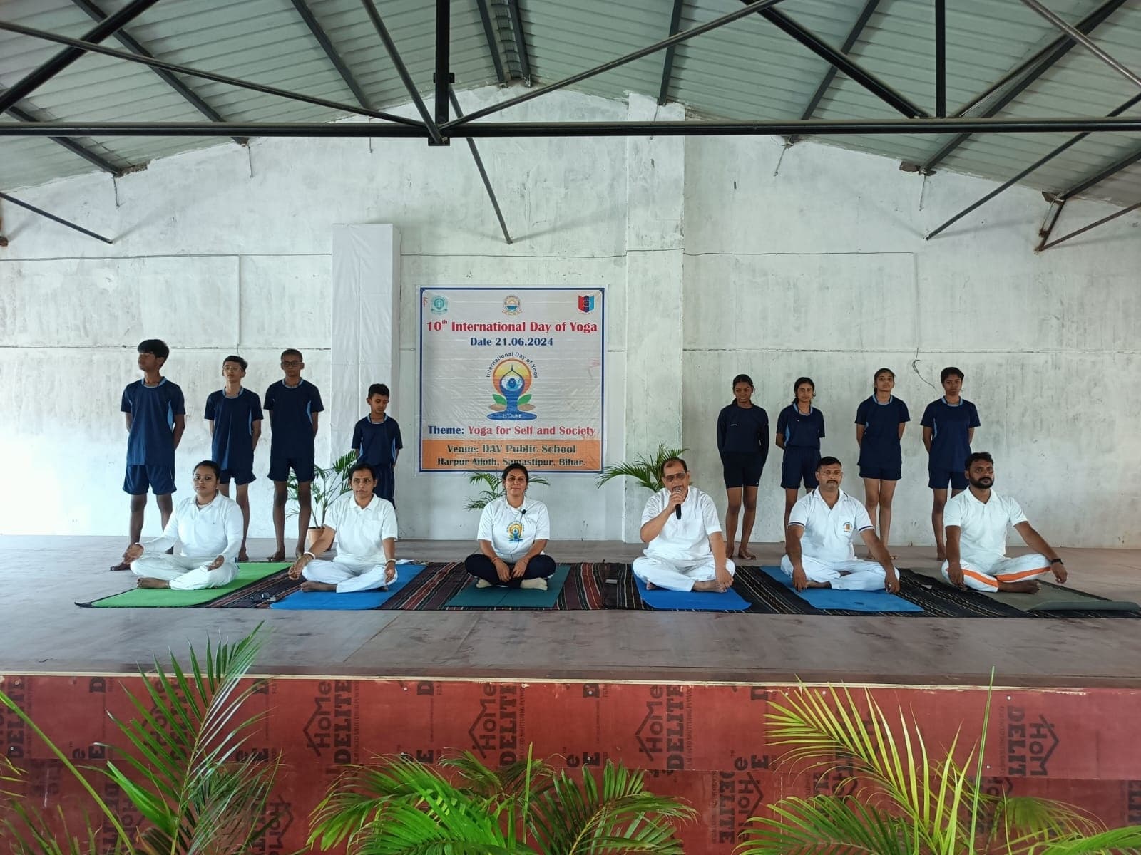 कर्मों में कुशलता प्राप्त करने के लिये जीवन में योग अपनायें : नीरज