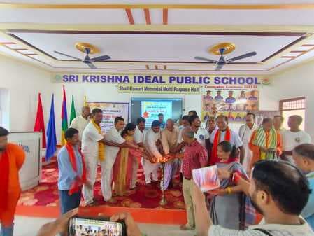 श्रीकृष्णा आइडियल पब्लिक स्कूल में छात्र व शिक्षकों ने किया योगाभ्यास