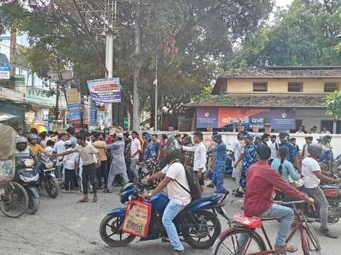 मॉल में हुए विवाद को लेकर युवक को पीटकर किया अधमरा, विरोध में कोतवाली थाने पर प्रदर्शन