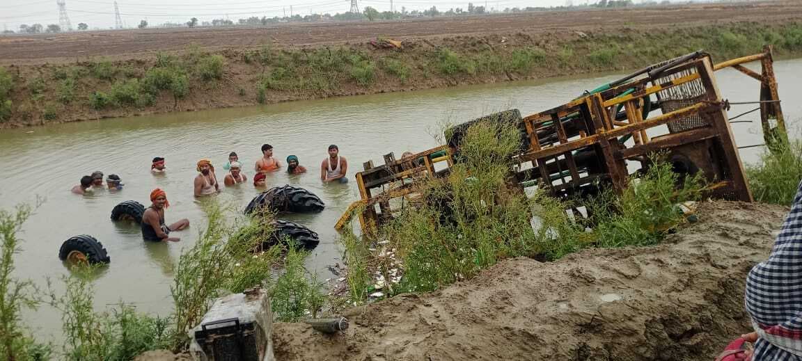 गारा चौबे नहर में बोरवेल लदा ट्रैक्टर पलटने से चालक की मौत