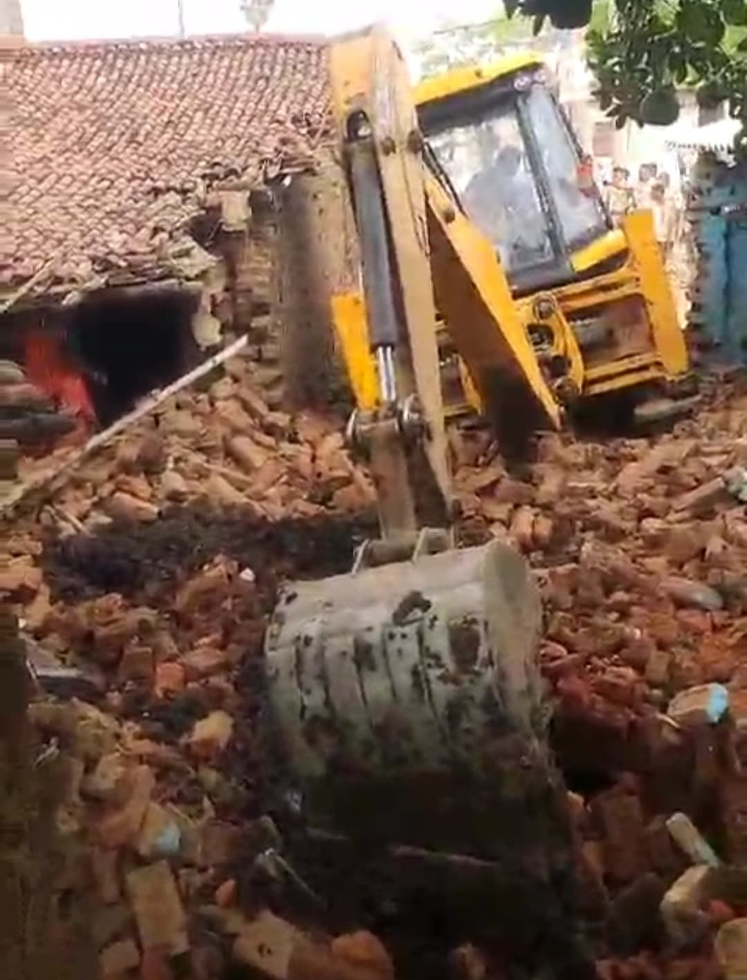 दुल्हिनबाजार में अतिक्रमण पर चला बुलडोजर