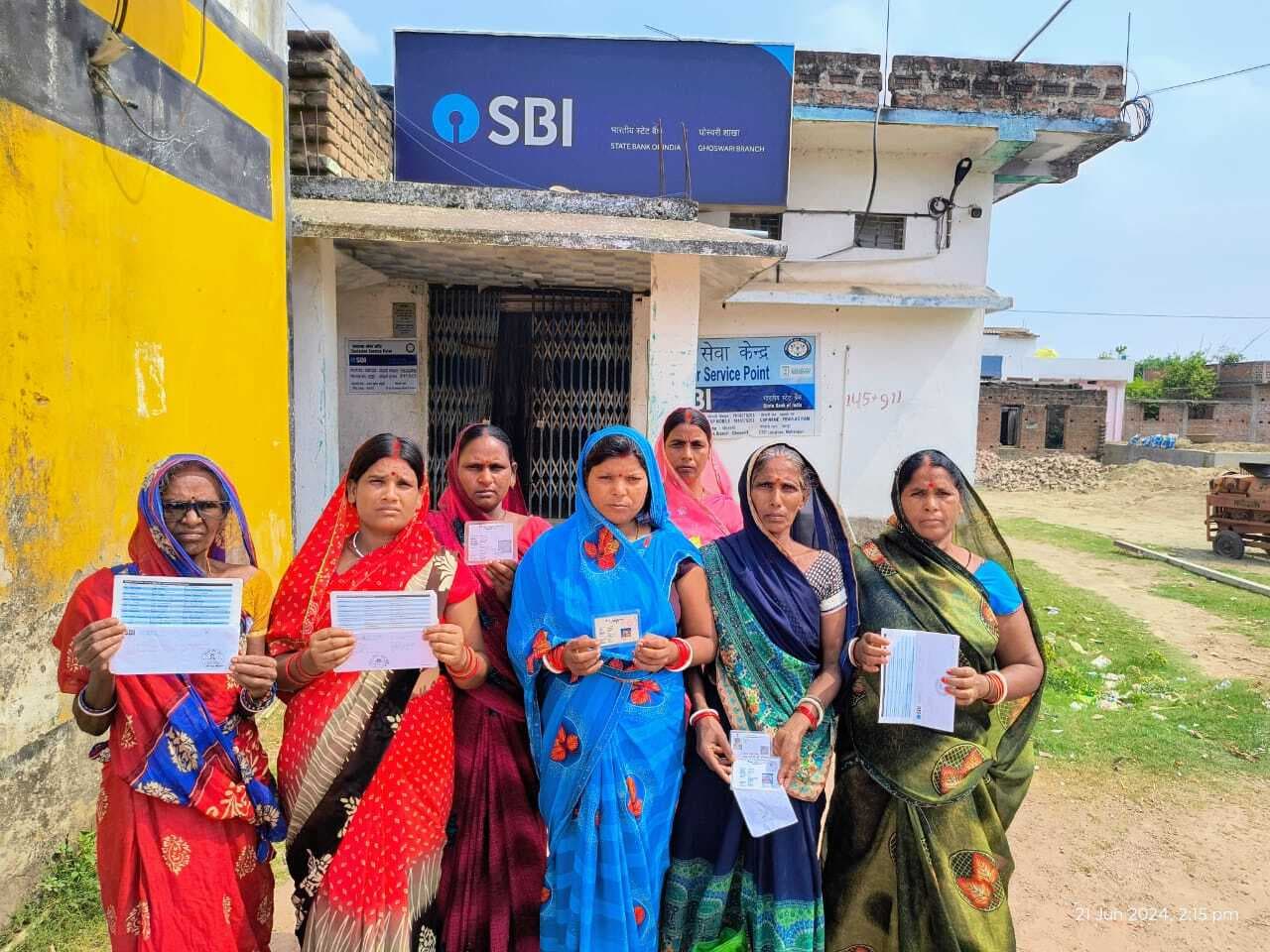 घोसवरी में सीएसपी संचालक पर 10 लाख की निकासी का आरोप