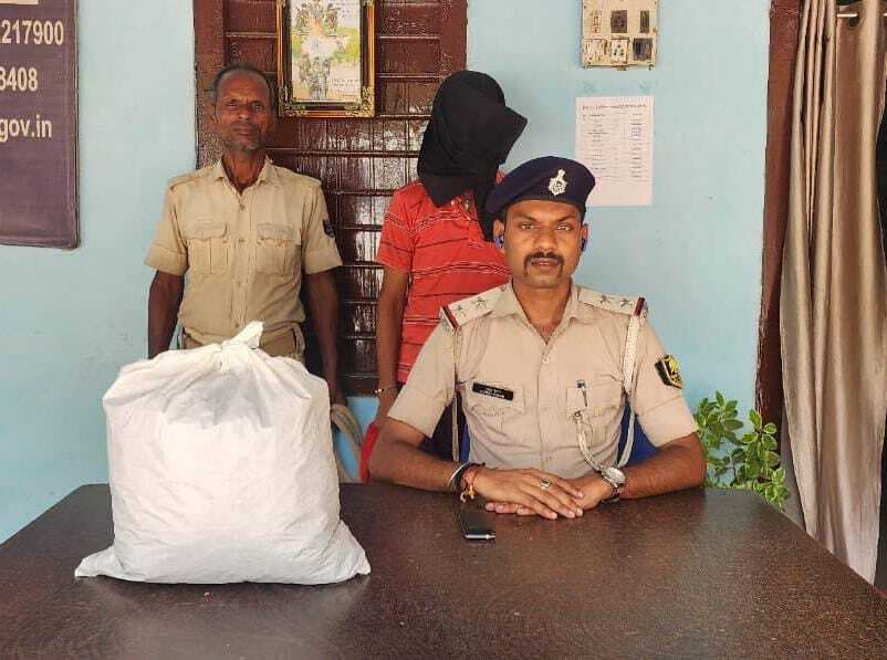 पुलिस ने बाइक सवार से दो किलो दो सौ गांजा किया बरामद