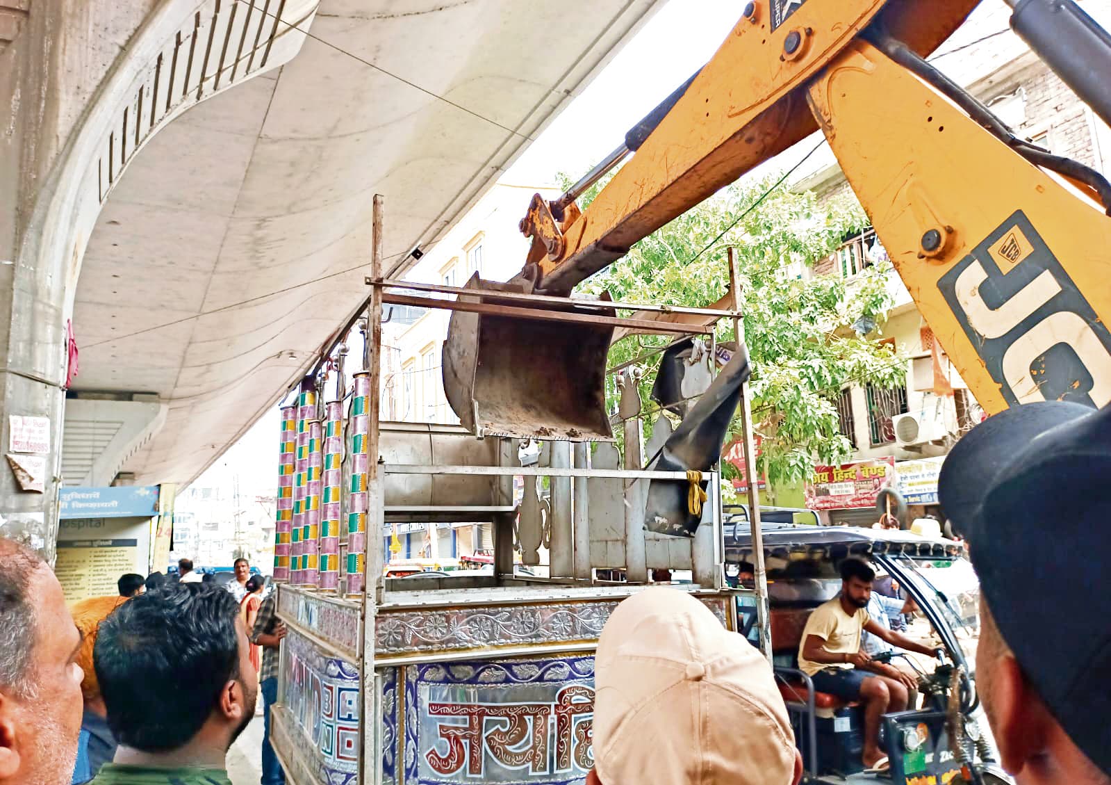 बोरिंग रोड चौराहे से राजापुर तक हटाया गया अतिक्रमण