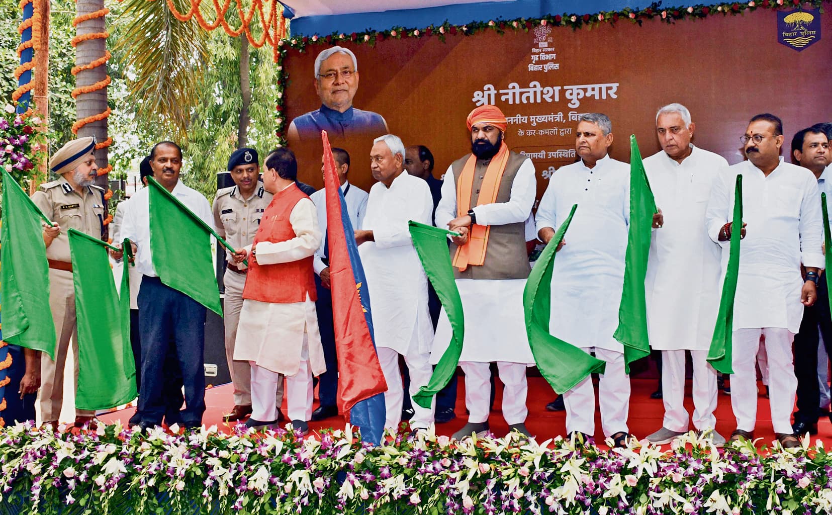 मुख्यमंत्री ने 117 पुलिस वाहनों को किया रवाना