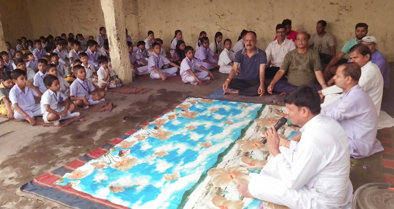 प्रभात खबर ने संडे बाजार फुटबॉल मैदान में किया योग शिविर का आयोजन