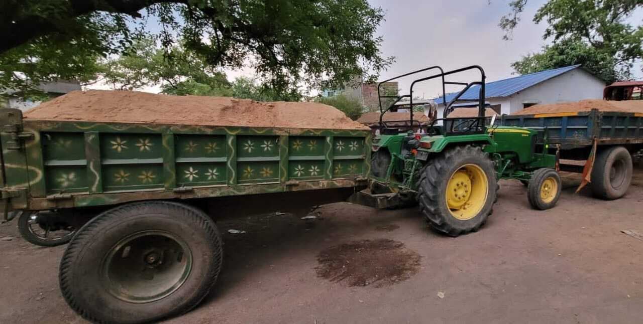 पुलिस ने अवैध बालू लदे दो  ट्रैक्टर किया जब्त